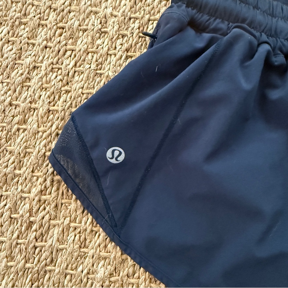 Lululemon Hotty Hot Low-Rise Short ll 2.5”. Black. Size 4. Great condition. - Picture 3 of 4